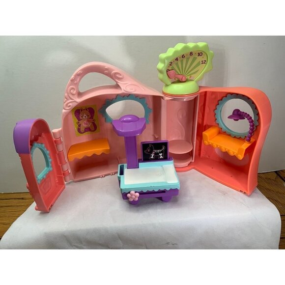 Hasbro Littlest Pet Shop Get Better Center 2005 - Picture 2 of 10